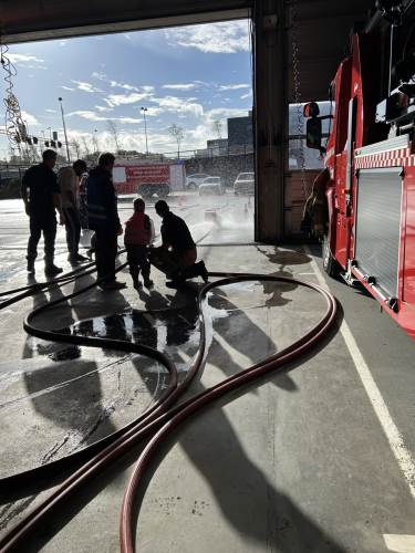 Vi fikk spyle med en ekte brannslange